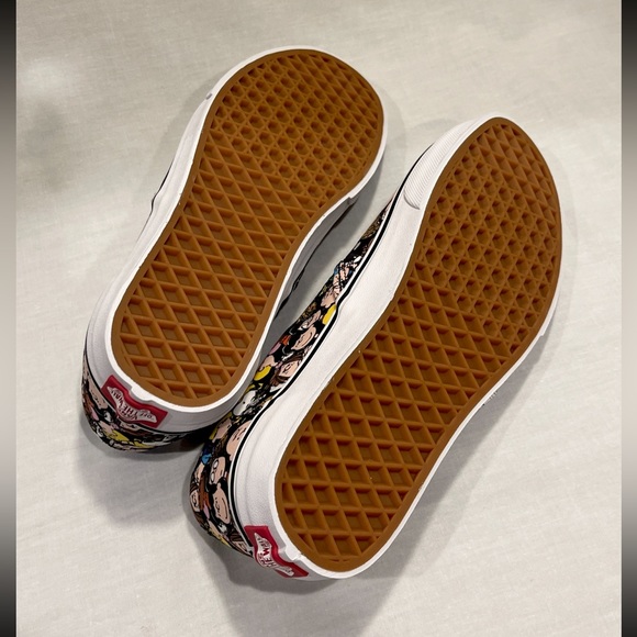 LIMITED EDITION: Vans x Peanuts “The Gang/Black” Classic Slip On Charlie Brown - Picture 9 of 9